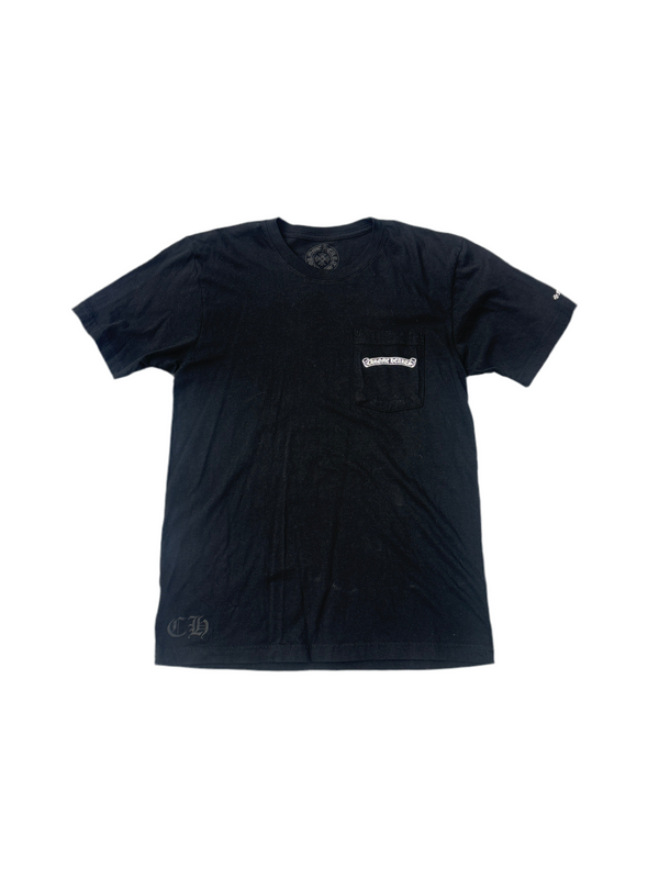 Chrome Hearts Scroll Logo Pocket
Tee