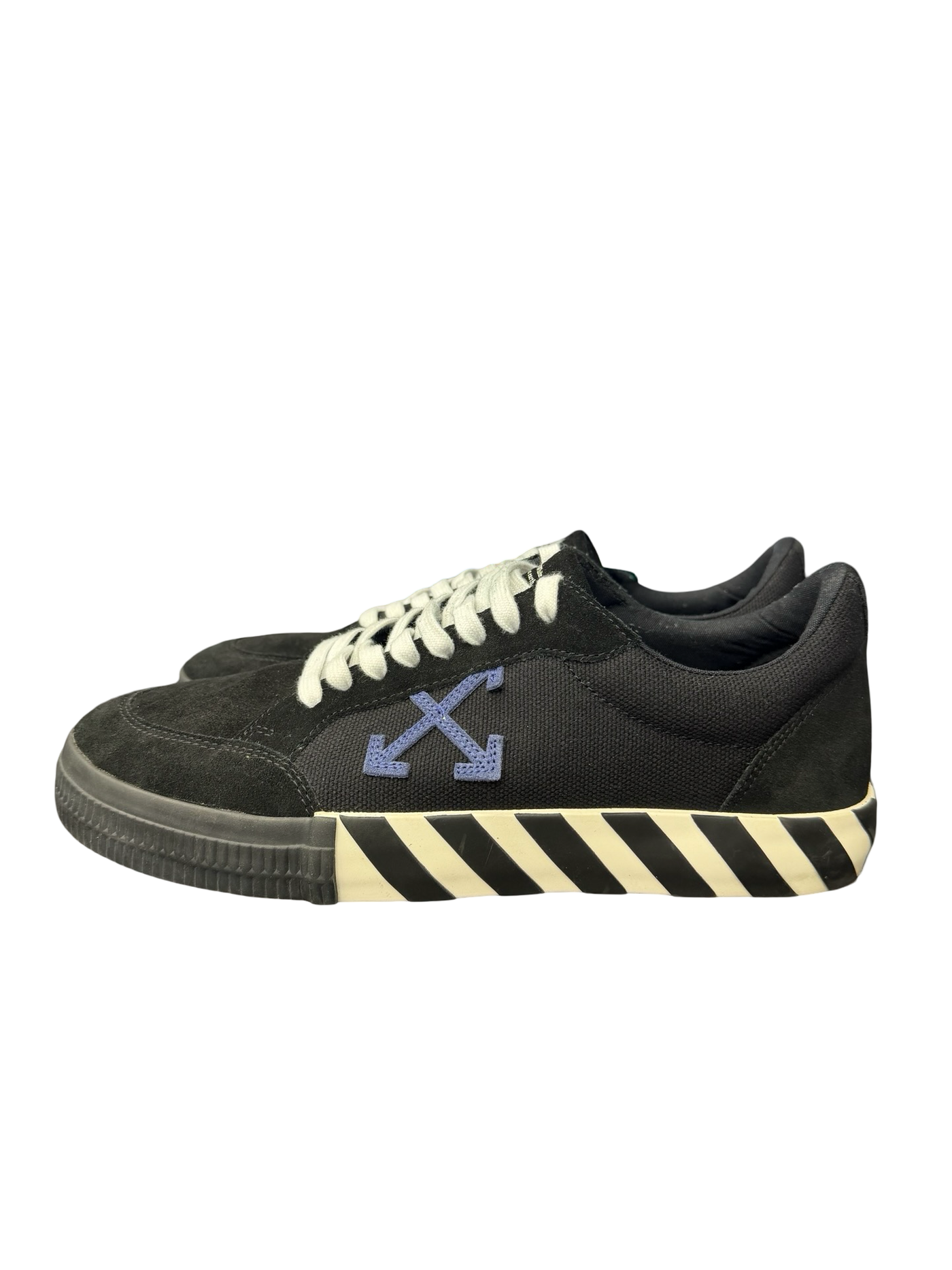 Off-White Vulc Black
Navy Blue Low Top Sneaker