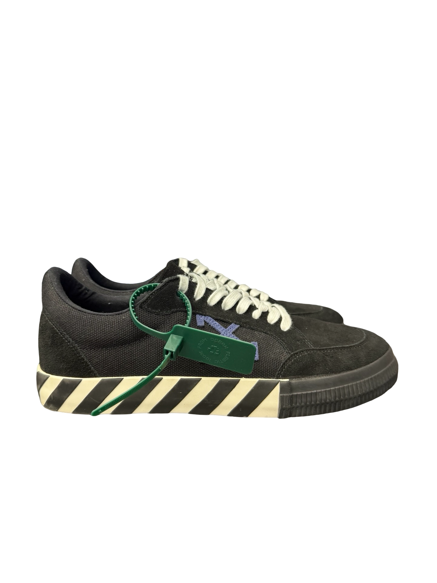 Off-White Vulc Black
Navy Blue Low Top Sneaker